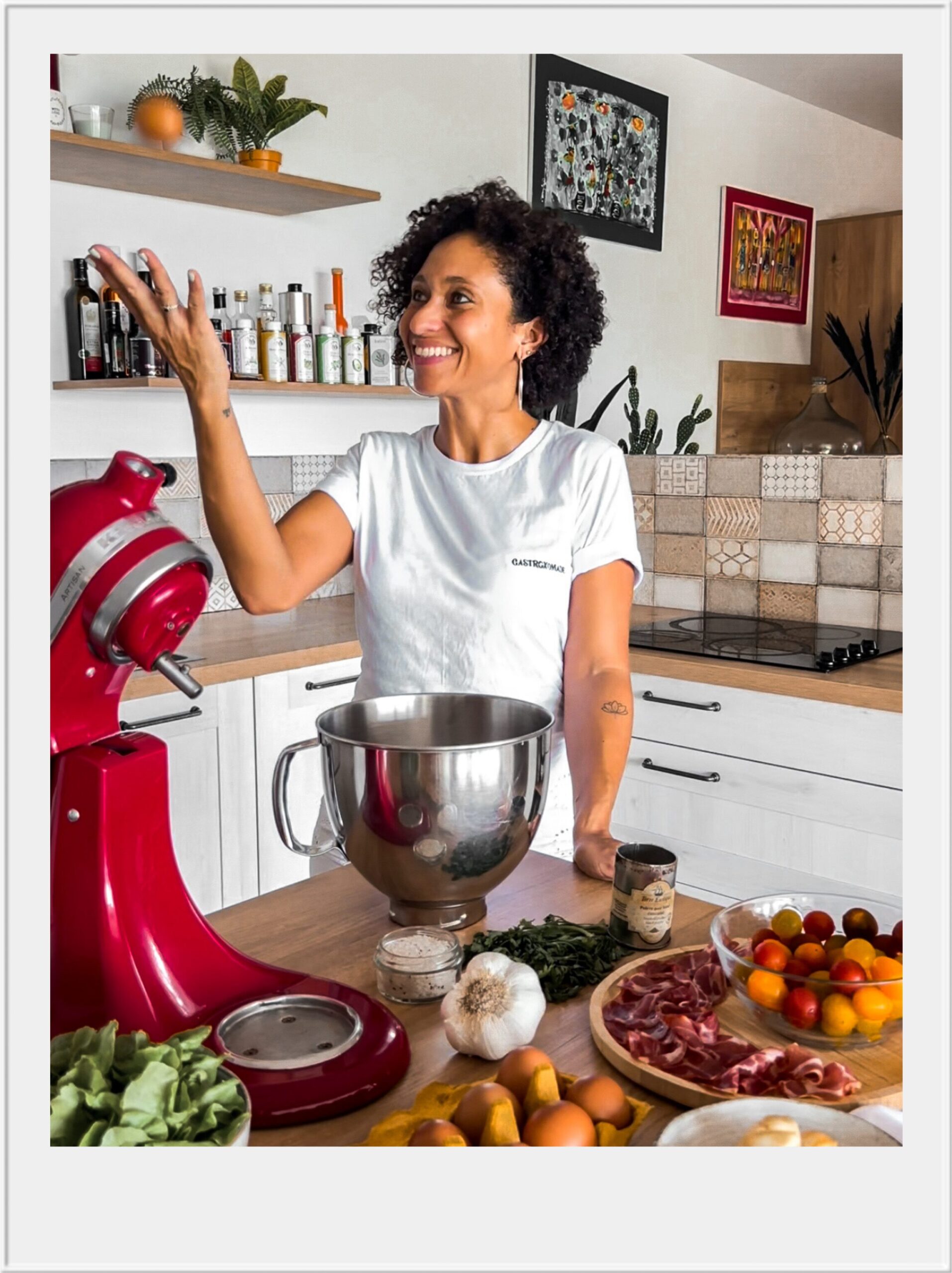 Femme souriante cuisine avec robot pâtissier rouge