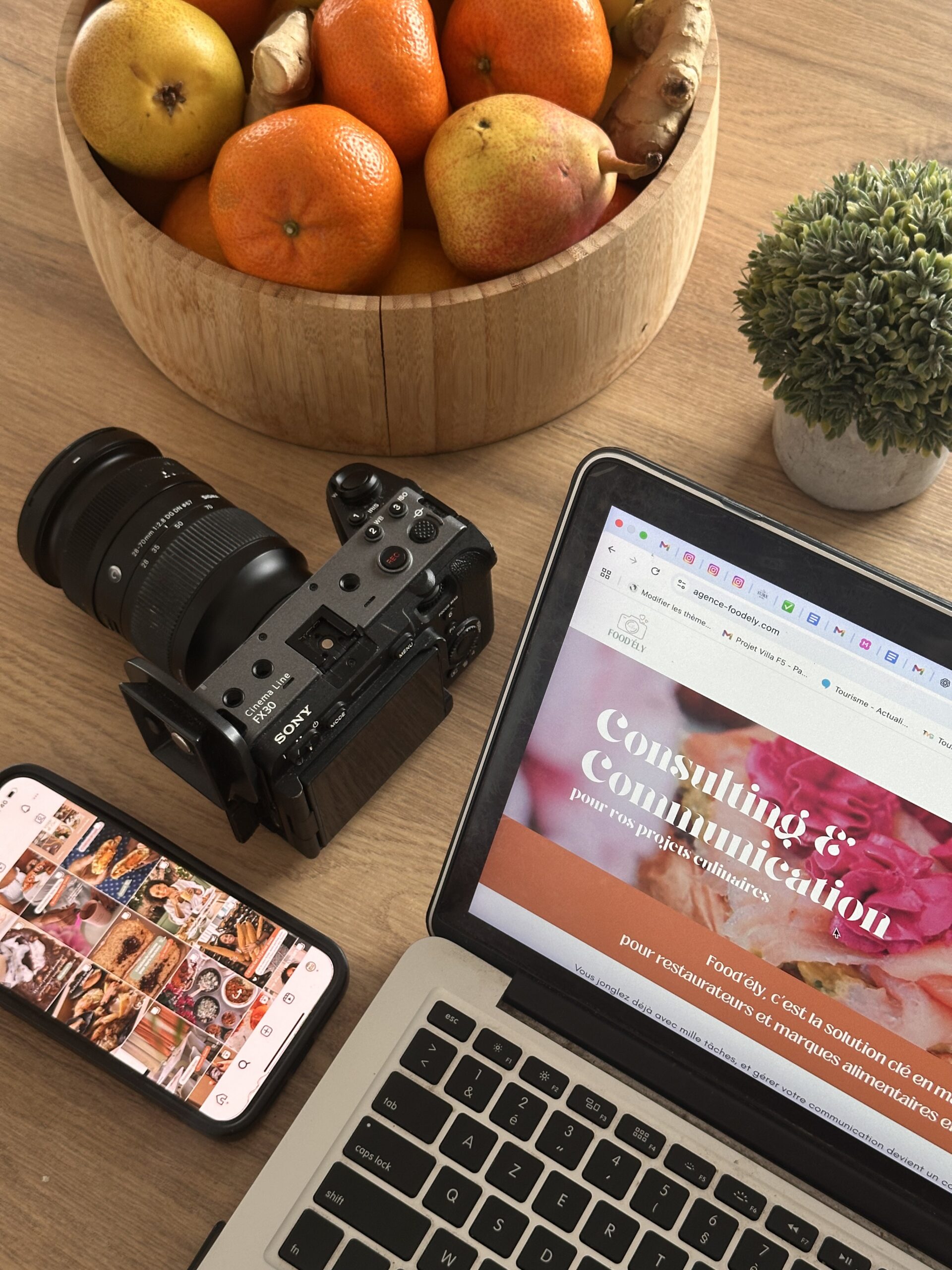 Appareil photo, ordinateur et fruits sur table